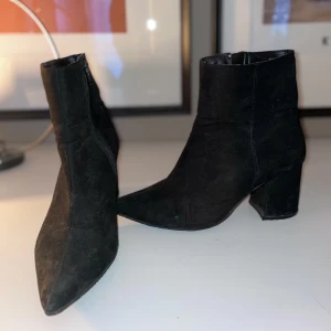 Stövletter i mocka stl 37 - Dessa super snygga klackar måste jag göra mig av med , de har blivit är för tighta för min fot   Sista bilden är från scorett, en likadan modell som jag säljer - de paret jag har har mocka efter på hela skon - är sparsamt använda, inköpspris var 799kr 