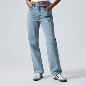 jeans - säljer nu mina voyage jeans från weekday då de inte passar! bilden från weekday är rätt modell men annan färg, mina är något mörkare! Storlek 24/30 skulle säga att det motsvarar 32/34 eller xs/s! Super skick köpt för 500kr