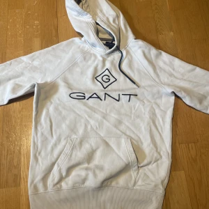 Gant hoodie - Säljer min gant hoodie för den är för liten för mig. Den är använd fåtal gånger och är som i nyskick. Pris kan förhandlas