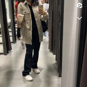 Kappa från zara - Jag säljer min kappa💕från hösten för att den passar inte på mig längre som jag vill att den ska sitta💓den e som ny inga hål eller sånna saker, om ni vill ha mera bilder på kan ni bara höra av er❤️