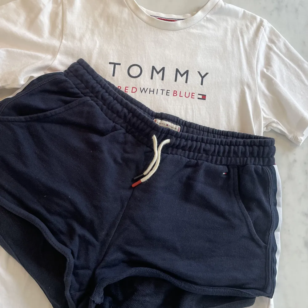 Säljer dessa sköna mjukisshorts från Tommy Hilfiger. De är i barnstorlek 176. Fina även till tröjan på bilden som jag säljer i en annan annons🥰. Shorts.