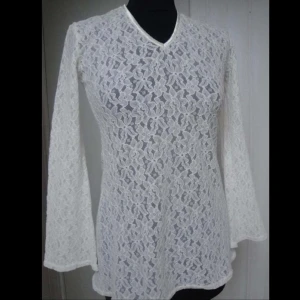 Mycket snygg gräddvit spets tunika - (kan ej skicka fler bilder eller visa hur den ser ut på) storlek M. möts i stockholm eller fraktar 🖤