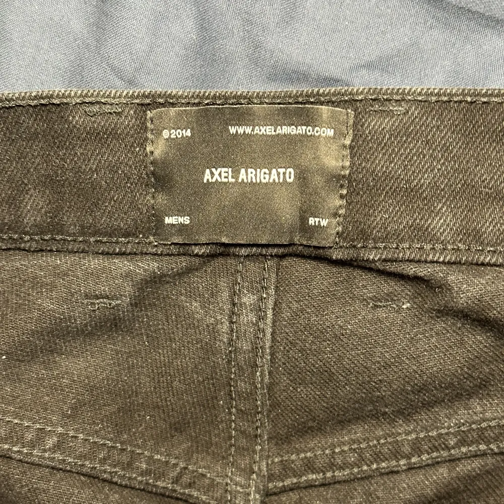 Axel Arigato jeans. Använda men i väldigt bra skick! Tror att nypris låg runt 2000kr, de säljs inte längre😁. Jeans & Byxor.