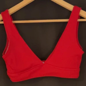 Bikini/top - En bikiniöverdel köpt på shein. Sitter fint på någon med en mindre byst. Är i storlek L men skulle säga att den är för någon i storlek M eller S. Den har inga inlägg då jag tog ut dem och kan nu inte hitta dem igen..🫶🏼