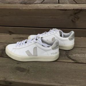 Veja skor - Säljer dessa veja sneakers i bra skick. Köparen står för frakten.    Först till gvarn gäller!