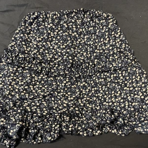 Blommig blå kjol  - Storken xs/s