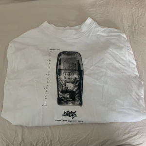 Eytys x-ray tröja - Använd enstaka gånger, i nyskick men lite skrynklig från att ha legat i garderoben. Säljs då den inte används, den är i unisexmodell. Passar mig som brukar ha m i damstorlek.