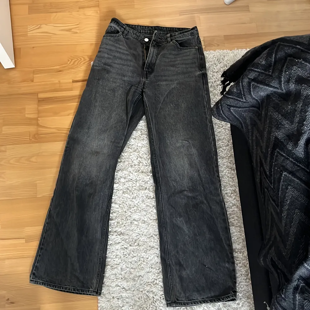 Yoko vida svarttvättade jeans . Jeans & Byxor.