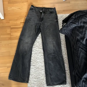Grå monki jeans  - Yoko vida svarttvättade jeans 