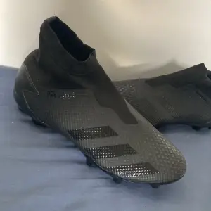 Addidas fotbollsskor köptes för 900, använd 2 gånger bara. Kom gärna på med pris 