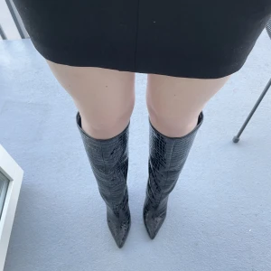 svarta stövletter - säljer mina älskade svarta klackar från steve madden! hör av dig om du vill ha fler bilder eller undrar något om dom💓