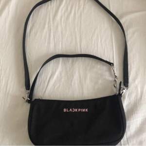 Säljer denna fina Blackpink handväskan pga att den inte används längre 🫶🏽väldigt fin skick 
