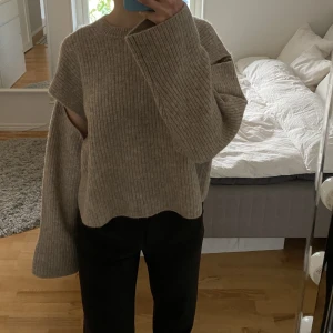 Stickad tröja Weekday - Helt oanvänd stickad tröja med prislapp kvar! 🦋 köpt för 600kr på Weekday i Lund