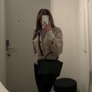 Kort kappa - Kappa som aldrig kommit till användning.   Liten i stl har M men brukar ha xs/s som Mina jacka har svarta knappar💕