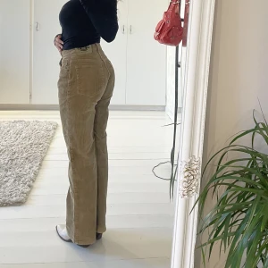 Manchester byxor - Retro manchester byxor i rak modell. Fint skick. Är i storlek 40 men är insydda i midjan vilket passar mig som brukar köpa xs-m i kläder. 