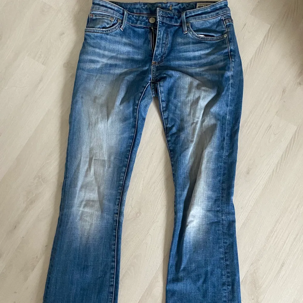 Dessa jeans är väldigt low waist och från Crocker, strl W27/L35. Använda ganska mycket men i bra skick. Jeans & Byxor.