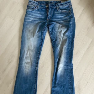 Low waist jeans - Dessa jeans är väldigt low waist och från Crocker, strl W27/L35. Använda ganska mycket men i bra skick