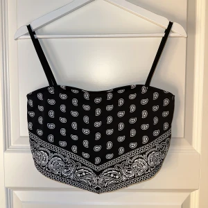 Scarfliknande linne - Scarfliknande linne från FB Sisters. Storlek S men tyget är stretchigt och man kan ändra storleken helt genom att knyta därbak, passar ca xs-l. Använd en gång, har inga defekter🫶🫶