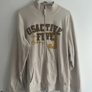 Tröja - Den har en liten krage så perfekt på en kylig kväll i sommar 🙏🏼