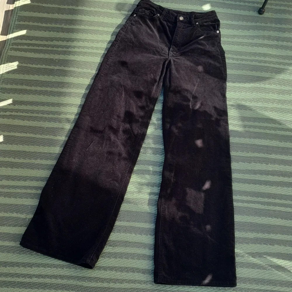 Svarta manchesterbyxor, som nya, djur- och rökfritt hem. . Jeans & Byxor.