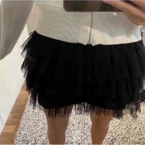 säljer denna kjol från zara som är använd 1 gång! Ganska bra skick❤️