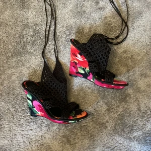 Klackar  - Hjälper min morsa med att sälja dessa klackskor då de inte kommer till användning. Aldrig använt, har inga defekter och är i nyskick! 