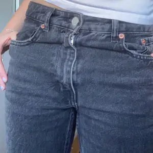 Så snygga grå/svarta jeans från zara, inköpta förra våren men har inte använts särskilt mycket då de är lite för långa på mig (jag är 160)🌟de sitter supersnygga runt höften😍