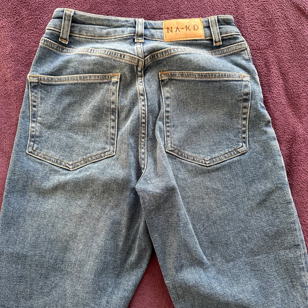 Ett fint par straight jeans som jag tycker väldigt mycket om. De är storlek 34 men skulle snarare beskriva det som storlek 32. Inga defekter och väldigt fina, de är petite. Säljer då de ej passar mig längre 💘. Jeans & Byxor.