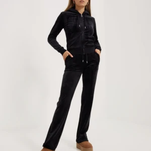 Juicy couture  - Säljer nu mitt juicy sett då jag aldrig andvänder det nästan till helt nytt då jag bara andvändt det 3 gånger ingen fel på det, helt och fint priset kan diskuteras vid snabb och smidig affär 