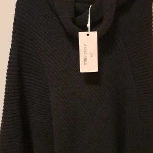Poncho - Säljer denna sköna poncho för 199 kr. Säljer då den är för stor för mig (storlek one size). Den passar till många typer av jeans, byxor och kjolar. Den är dessutom svart så lätt att styla. Ger en cozig höstvibe. Prislappen kvar. 
