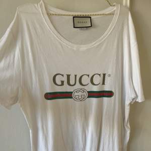 Gucci t-shirt i storlek herr L. Inköpt på Gucci online