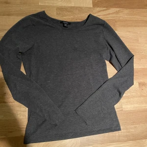 Långärmad grå  - Långärmad grå, av den tightare modellen. Strl S men passar XS. 40kr+frakt 