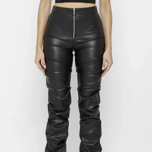 Skinnbyxor maniere de voir - Säljer dessa jätte snygga trendiga skinnbyxor från maniere de voir. De är helt nya och jag har aldrig använt de💕säljes för 450, ordinarie 1138kr