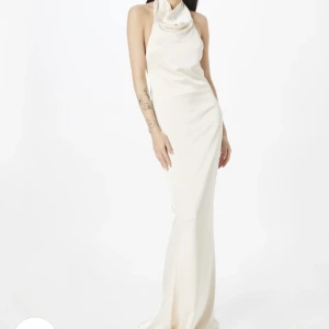 Balklänning  - Säjer denna sjukt fina balklänning, då den tyvärr är lite för stor för mig!😍 nypris 1085kr men är villig att sälja den för 550kr inklusive frakt!!!!😍köparen står för frakten 