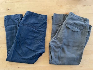 HOPE - BYXOR - UNISEX  - Två byxor i tunnare material från Hope. Fint skick. Perfekt nu under vår och sommar. Säljes som par. Strl 38/48 