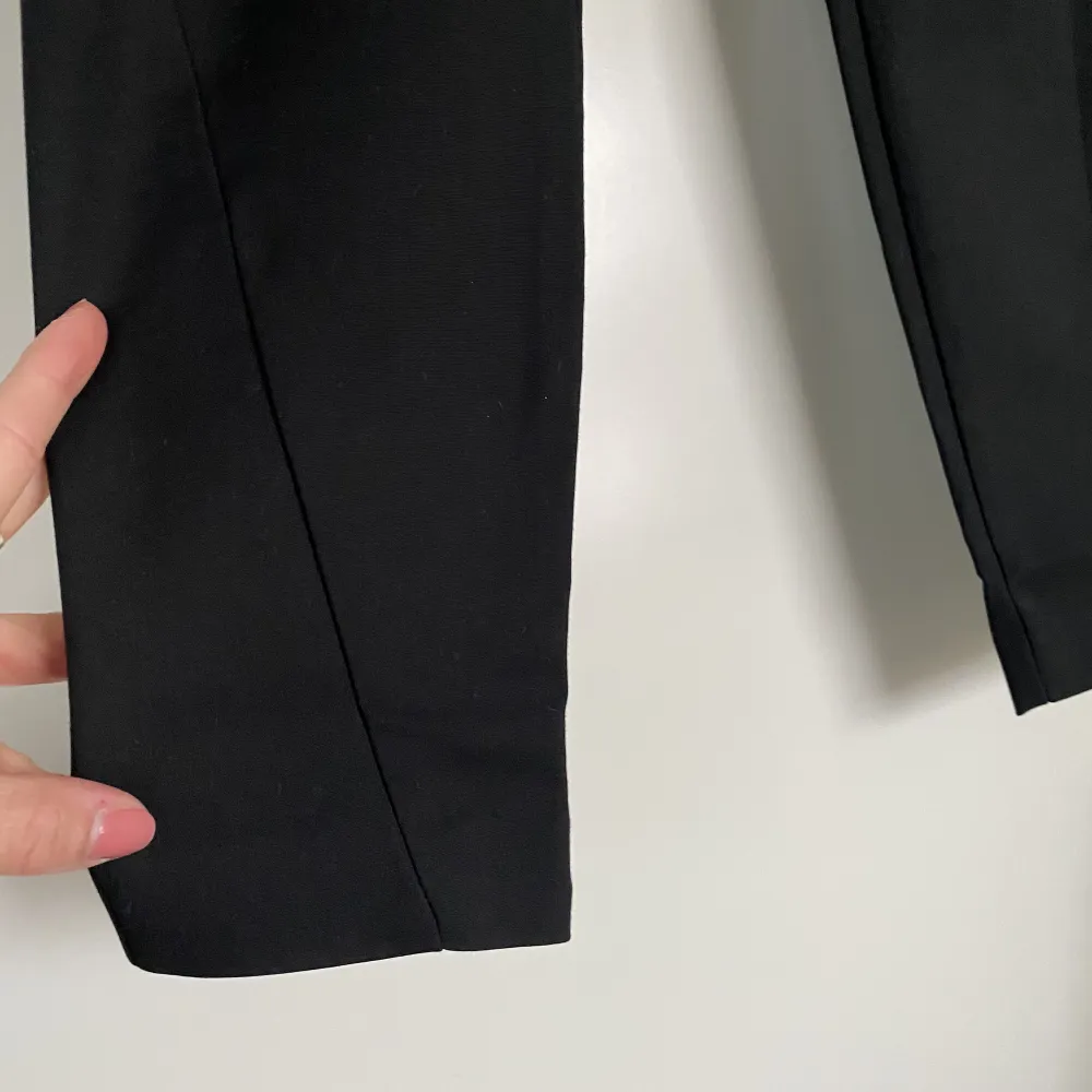Svarta ankellånga kostymbyxor från VERO MODA med snedställda fickor och med en fin söm längs smalbenen. Använda 2 gånger✨ nypris 499kr. Jeans & Byxor.