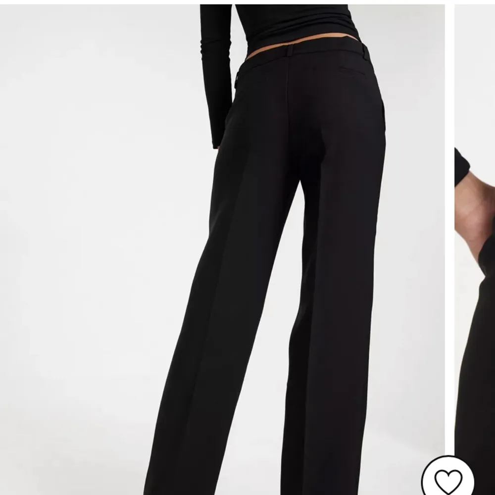 Säljer nu mina lowwaist kostymbyxor köpta för kanske lite mindre än ett halv är sedan är i okej skick lite noppriga bara, super snygga verkligen! En av mina favoritbyxor❤️ köpta nya för 499kr. Jeans & Byxor.