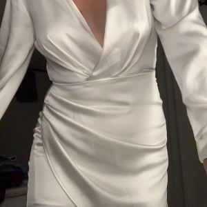 Satinklänning Zara - Säljer denna då jag hittat annan klänning till studenten. Storlek M.