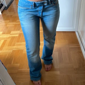 Lågmidjade jeans  - Jeans från märket diesel, köpte på second hand, aldrig använt pga för långa på mig. Jag är 165 och tror de skulle passat på noo ok gol som är ca 170. De är bootcut. Står att de är ” size 31 “ men skulle säga att i svensk stolek är de storlek 36! 