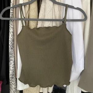 Grönt linne - Grönt rubbat linne från Bikbok i storlek S