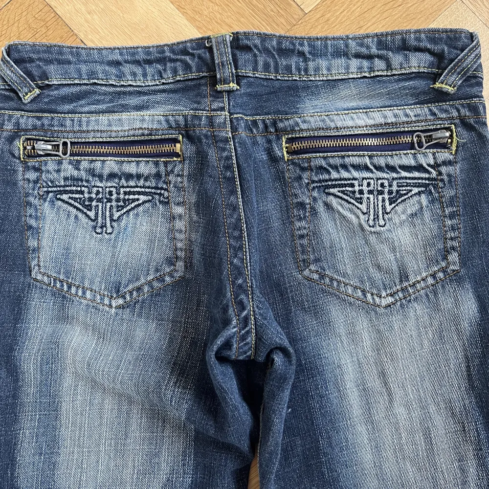 Jättesnygga jeans köpta second hand!  Midjemått- 38 Innerbenslängd- 75. Jeans & Byxor.