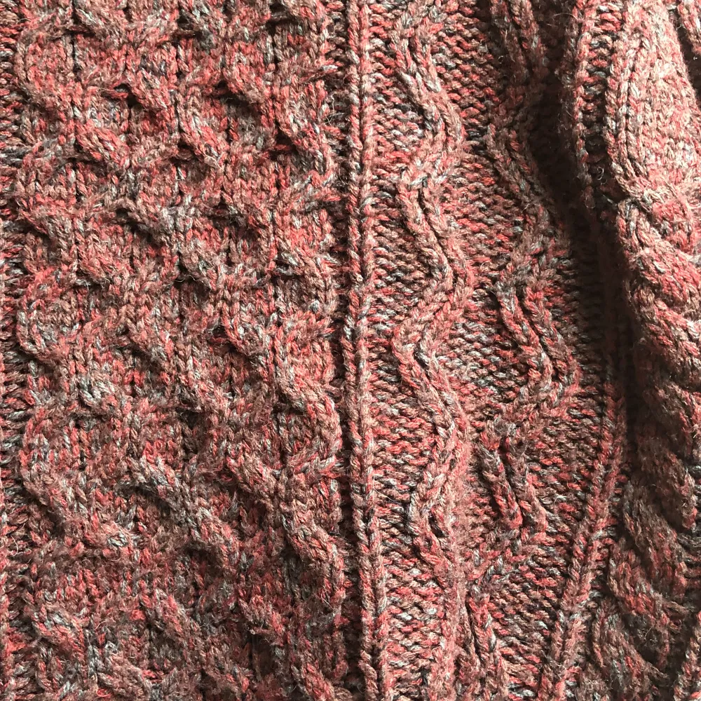 Så fin stickad tröja, en grandpasweater! Se sista bilden för mer detaljer på mönstret. . Stickat.