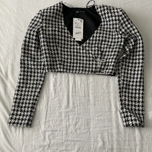 Topp från Zara - Hej! Köpte denna topp för ett år sen men den va för liten. Har aldrig använt. Den är liten i storlek, så om du har S i vanliga fall så sitter denna perfekt 