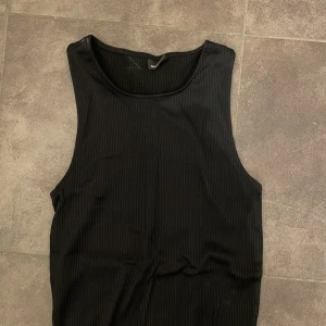 Svart linne - Svart linne från ginatricot, använt fåtal gånger. Strl XS🌻