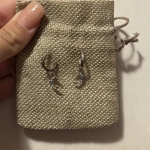 Örhängen  - Fina halvmåne örhängen med blå diamant i mitten ✨ Frakt 15kr
