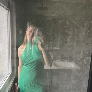 Balklänning  - Kommer ifrån MESHKI. Köpt för 1420 och endast testad🩷 hör av er vid frågor!