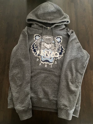 Kenzo hoodie - Kenzo hoodie med tiger avtryck, i bra skick och kvitto kan visas.  Nypris: 3100