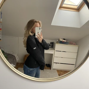 Barbour International jacka - Snygg lite äldre modell! Svår att få tag på! Mycket bra skick! Pris kan diskuteras🙏