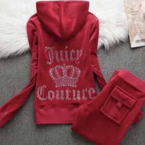 Rött juicy set - Säljer detta röda juicy set åt en vän. De är i nyskick och aldrig använt! Köparen står för frakt💞