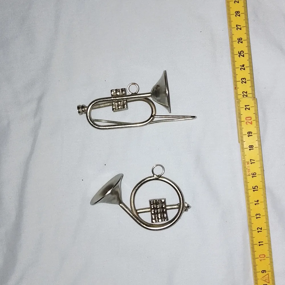 Dekorativa instrument hängen Valthorn,Trumpet Fint skick Säljes som ett par. Accessoarer.